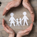 Constelaciones Familiares – manos protegiendo familia de papel