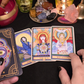 Lectura 360 de Tarot – cartas de tarot sobre mesa con cristales