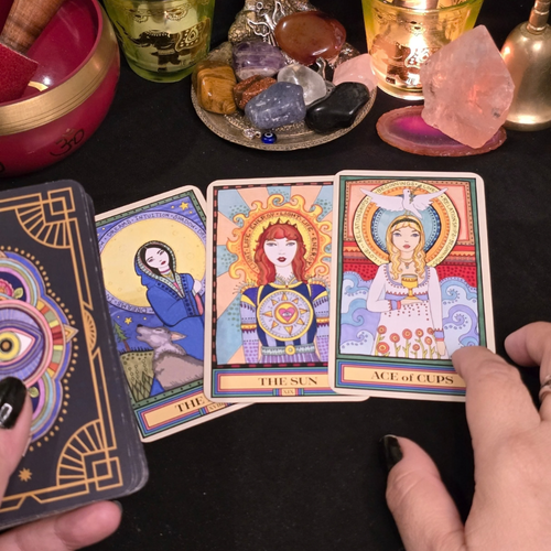 Lectura 360 de Tarot – cartas de tarot sobre mesa con cristales