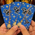 Lectura Express – tres cartas de tarot sostenidas en mano