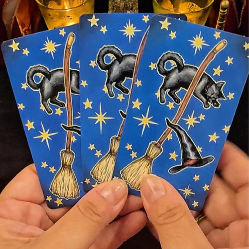 Lectura Express – tres cartas de tarot sostenidas en mano