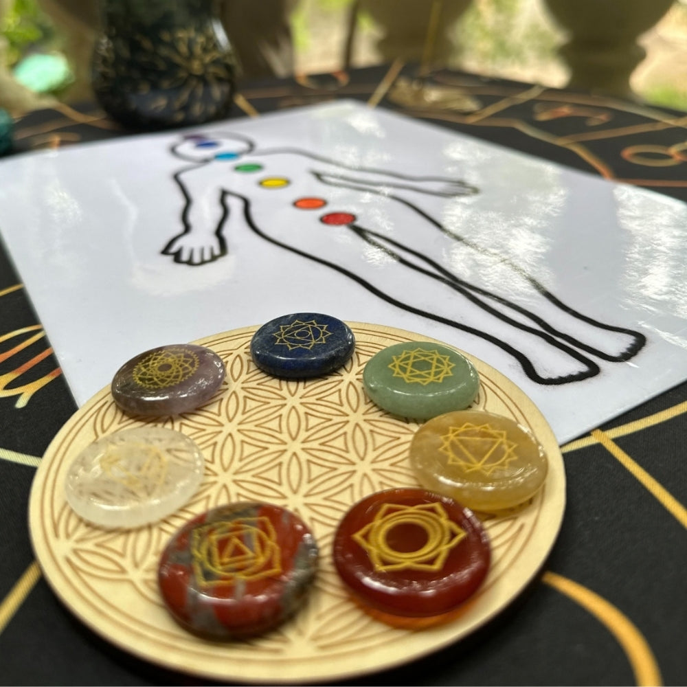 Limpieza y Alineación de Chakras – piedras de chakras sobre tabla de madera